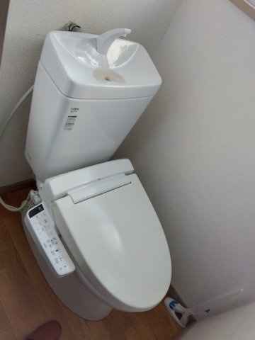 東海レジデンス富士　富士市中央町１丁目のトイレ|小窓付きで、明るく清潔感のあるトイレです。