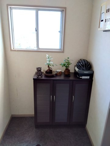 東海レジデンス富士　富士市中央町１丁目の収納|下駄箱付きでの玄関です。
窓から富士山を眺める事が出来ます。