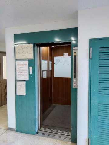 東海レジデンス富士　富士市中央町１丁目のその他共用部分|エレベータがあります。
毎日の外出も楽々出来ますね。