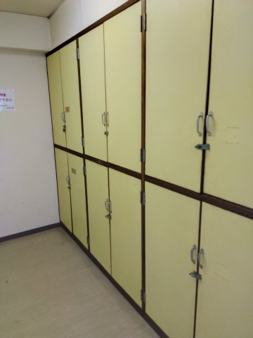 東海レジデンス富士　富士市中央町１丁目のその他共用部分|共有スペースに物置があります。
荷物が増えても安心ですね。