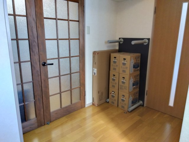 東海レジデンス富士　富士市中央町１丁目の玄関|玄関とお部屋を仕切るドアはすりガラスになっています。
光が入るのでお部屋が明るくなりますね。