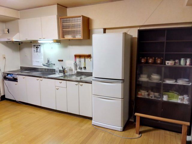 東海レジデンス富士　富士市中央町１丁目のキッチン|キッチンには吊戸棚があります。
収納が多く、広々としたシンクです。作業がはかどりそうですね。