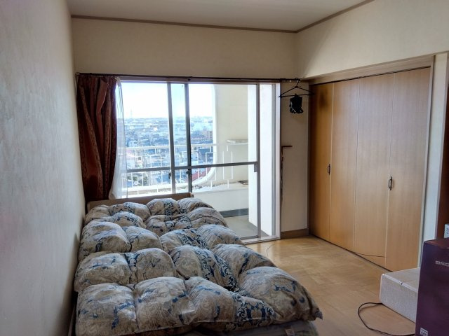 東海レジデンス富士　富士市中央町１丁目の洋室|大きな窓で開放感があります。
収納も広く、お部屋がスッキリ見えますね。