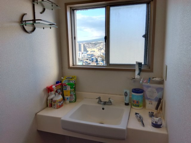 東海レジデンス富士　富士市中央町１丁目の洗面所|正面の窓から明るい光が差し込みます。
