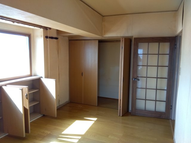 東海レジデンス富士　富士市中央町１丁目の洋室|収納の多い洋室です。
お部屋を広く使う事が出来ますね。