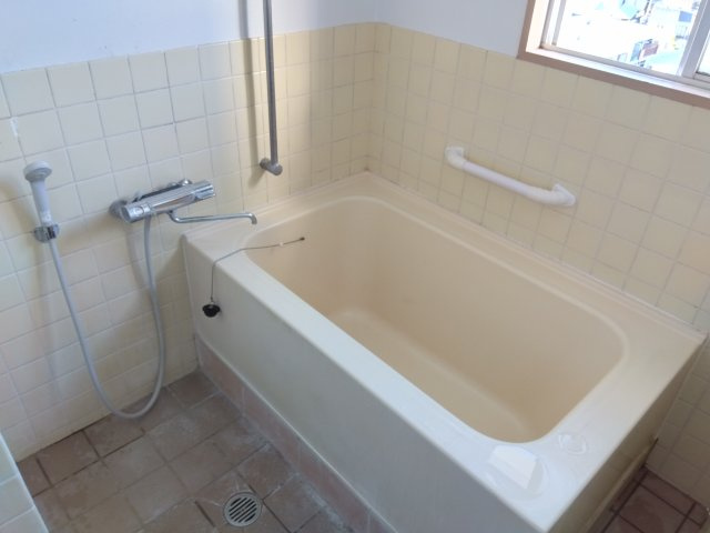 東海レジデンス富士　富士市中央町１丁目の浴室|浴室の窓からは富士山が見えます。

