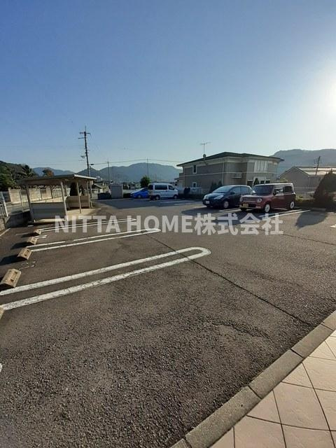 丹波市柏原町柏原のアパートの駐車場|敷地内の駐車スペースです＊