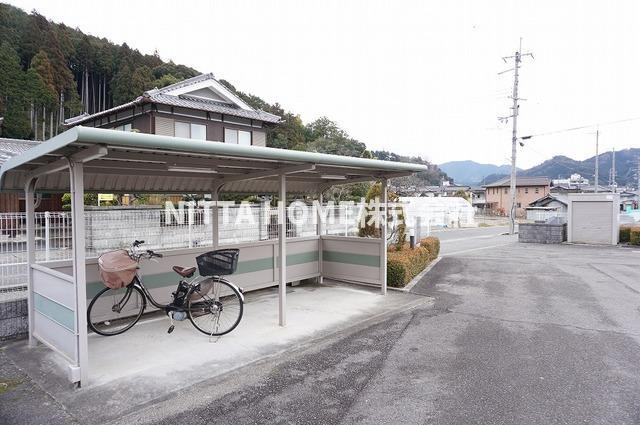 丹波市柏原町柏原のアパートのその他共用部分|屋根付きの駐輪場は無料で使用ＯＫ♪