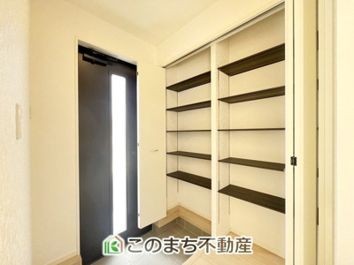 【玄関】 | CRADLE GARDEN小山市東間々田第7　7 | 広々とした玄関スペース♪たくさんの靴を収納できる下駄箱もございます。
