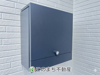 【設備】 | CRADLE GARDEN小山市東間々田第7　7 | エントランス壁付けポストで雨天時に便利です！