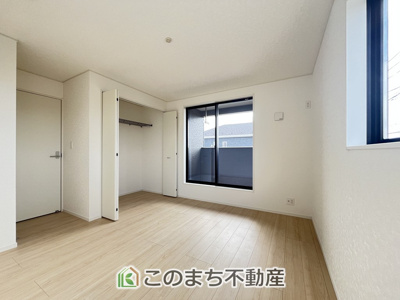 【洋室】 | CRADLE GARDEN小山市東間々田第7　7 | 日当たりが良く明るい洋室です。クローゼット付きで家具の配置がしやすく居心地の良いプライベート空間を演出します。

