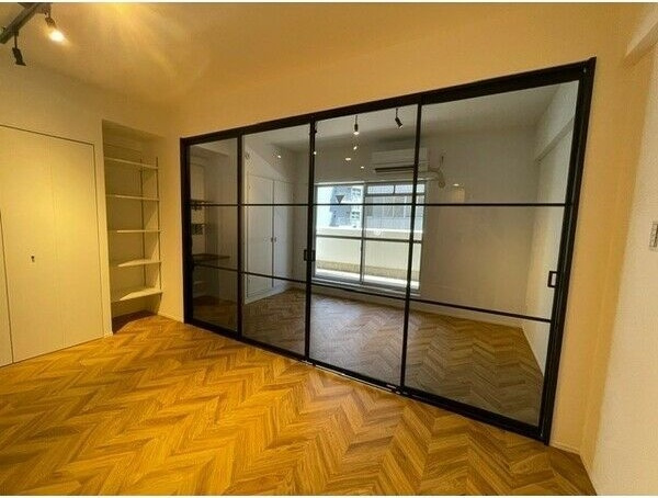 ラクメンビルの居間・リビング