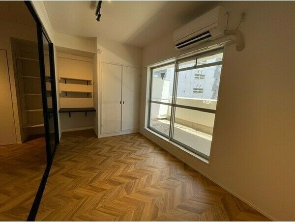 ラクメンビルの洋室