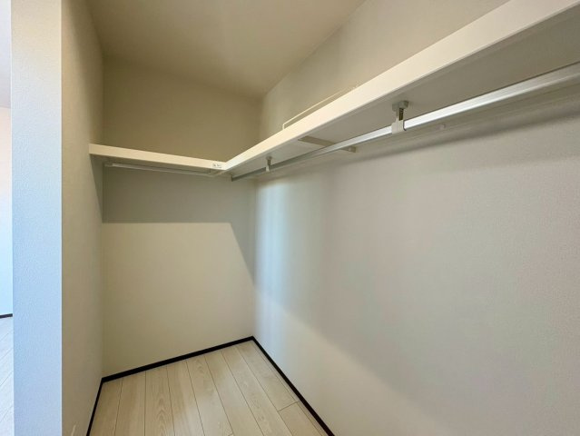 一宮中町⑦　新築戸建住宅の収納|ウォークインクローゼット付き。衣類や季節物もまとめて収納できる便利な空間です。