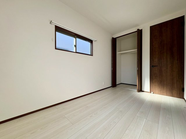 一宮中町⑦　新築戸建住宅の洋室|採光窓付きの洋室。クローゼット完備で、子ども部屋や書斎にも使いやすい空間です。