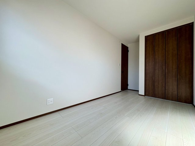 一宮中町⑦　新築戸建住宅の洋室|シンプルで使いやすい洋室。クローゼット付きで家具配置もしやすいお部屋です。