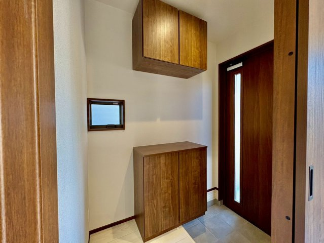 一宮中町⑦　新築戸建住宅の玄関|上下収納付きの玄関スペース。靴や小物もすっきり収まり、玄関をきれいに保てます。