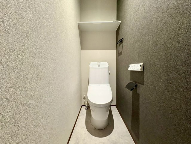 一宮中町⑦　新築戸建住宅のトイレ|二階にも温水洗浄便座付きトイレを完備。アクセントクロスで落ち着きある空間です。