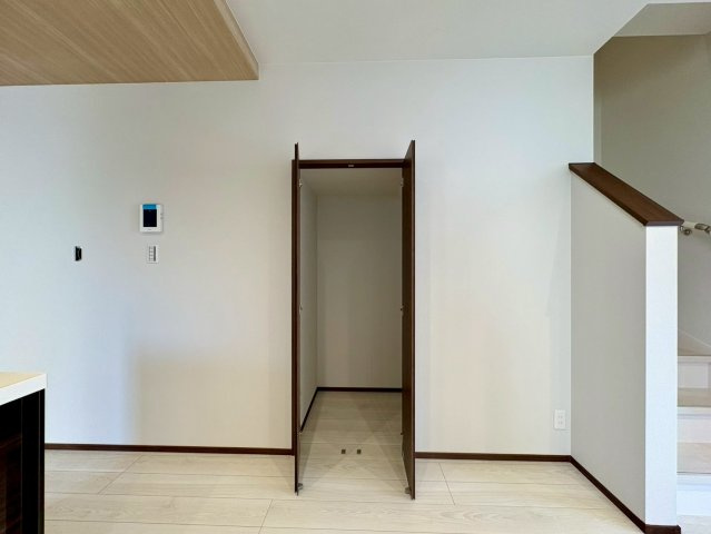 一宮中町⑦　新築戸建住宅の収納|LDKにある便利な収納スペース。日用品や掃除道具の保管に重宝します。