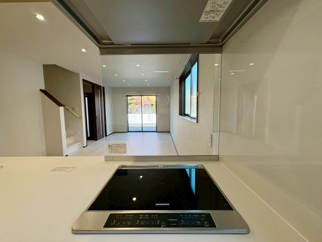 一宮中町⑦　新築戸建住宅のキッチン|IHクッキングヒーター搭載。対面キッチンからリビング全体を見渡せます。