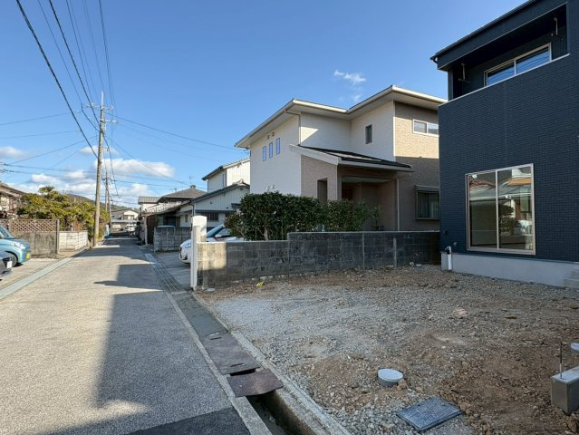 一宮中町⑦　新築戸建住宅の前面道路含む現地写真|落ち着いた住宅街に立地。前面道路も広く、車の出し入れがしやすい環境です。