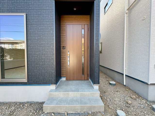 一宮中町⑦　新築戸建住宅の玄関|木目調ドアが映える玄関アプローチ。落ち着きある外観で来客を迎えます。