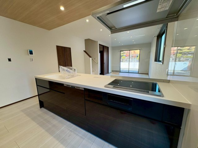 一宮中町⑦　新築戸建住宅のキッチン|作業スペース広々のアイランド風キッチン。家族で並んで料理も楽しめます。