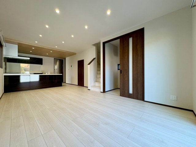 一宮中町⑦　新築戸建住宅の居間・リビング|17.5帖のダウンライトが照らす、開放感あふれる明るい空間。家族が自然と集まる心地よいリビングです♪