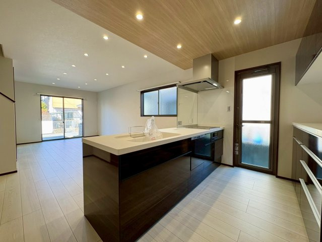 一宮中町⑦　新築戸建住宅のキッチン|木目天井が映える対面式キッチン。開放感のあるLDKで家族との会話も弾みます。