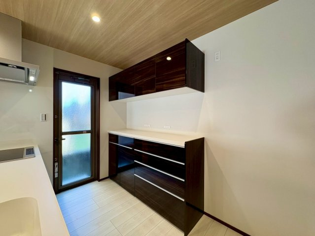 一宮中町⑦　新築戸建住宅の収納|木目調で統一されたカップボード付き。収納力が高く、キッチンまわりもすっきり片付きます。