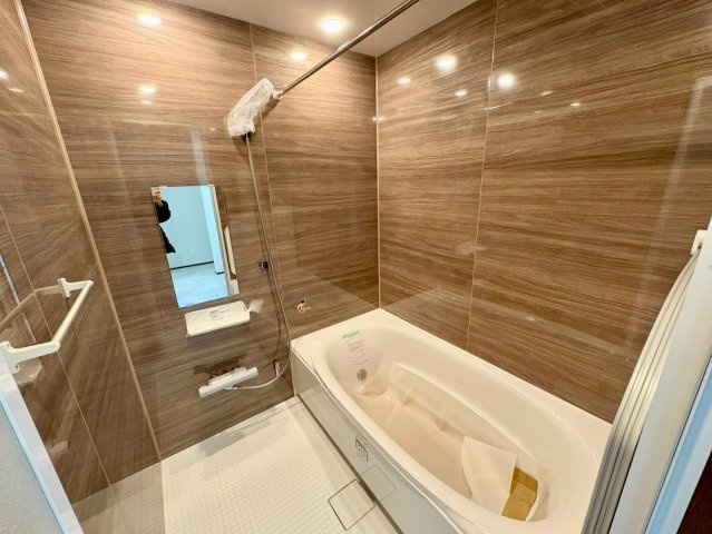 一宮中町⑦　新築戸建住宅の浴室|木目調パネルが落ち着きを演出。ゆったり浴槽で一日の疲れを癒せる浴室です。