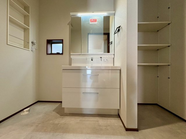 一宮中町⑦　新築戸建住宅の独立洗面台|三面鏡洗面台＋可動棚収納付き。洗面室がすっきり片付く機能的な空間です。