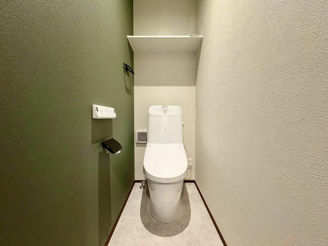 一宮中町⑦　新築戸建住宅のトイレ|アクセントクロスが映える温水洗浄便座付きトイレ。収納棚付きで使い勝手も良好です。