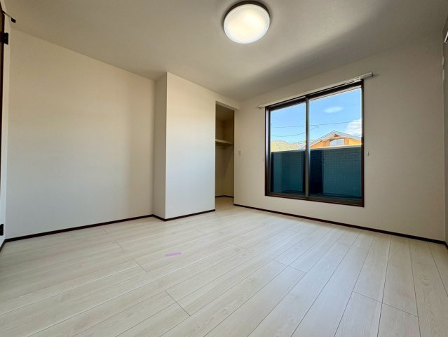 一宮中町⑦　新築戸建住宅の洋室|陽当たり良好な洋室。クローゼット付きで、寝室や子ども部屋として使いやすい一室です。