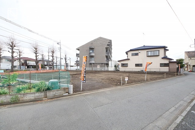 【前面道路含む現地写真】 | 陽の光をたっぷりと浴びながら気持ち良く生活が出来ます。夢のマイホーム、夢ではなく実現出来ます！見学・ご相談等、お気軽にご連絡下さい。