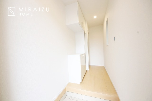 【玄関】 | 永く住むからこそシンプルで飽きのこないデザインに。ただいま、おかえりの温かな声が聞こえる玄関。