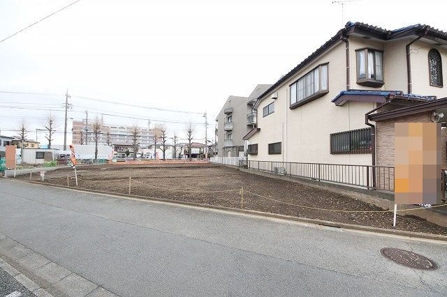 【前面道路含む現地写真】 | 陽の光をたっぷりと浴びながら気持ち良く生活が出来ます。夢のマイホーム、夢ではなく実現出来ます！見学・ご相談等、お気軽にご連絡下さい。