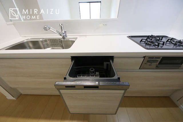 【キッチン】 | 収納力と機能性を備えたシステムキッチン。圧力鍋や大きなフライパンなどの調理器具から調味料など幅広く収納し、お料理のしやすいつくりになっています。