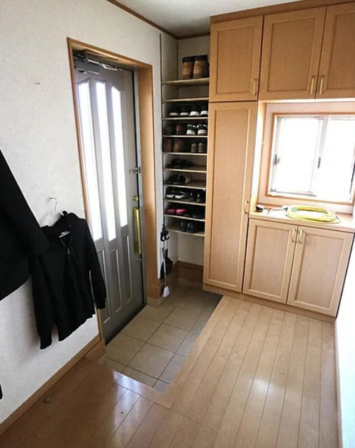 【中古】川越市的場中古住宅の玄関|明るい玄関ホールです！シューズもたくさん入ります！