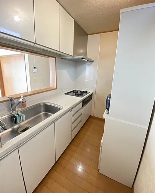 【中古】川越市的場中古住宅のキッチン|対面式のシステムキッチンでお料理をしながらリビングを見渡せます
