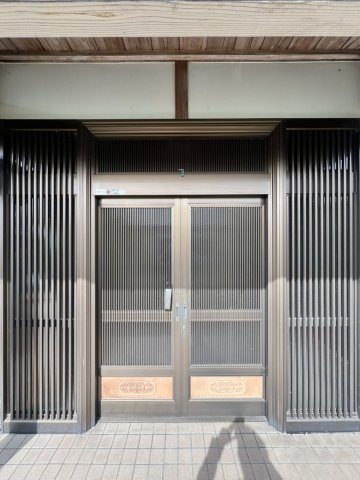 長田町戸建ての玄関