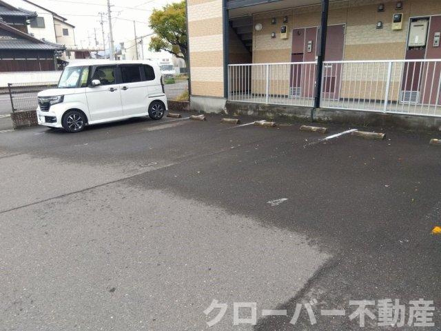 レオパレスルイーズ坂出の駐車場