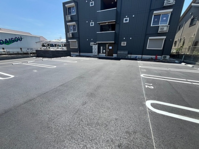 D-avance六名新町の駐車場