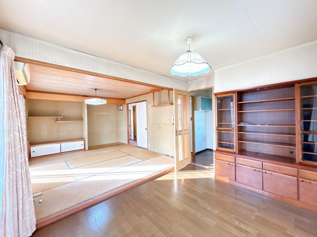 【居間・リビング】 | つくば市松栄　中古戸建 | 21帖の広～いリビングは、ゆったりとした家族だんらんの時間を過ごせます(^^)/