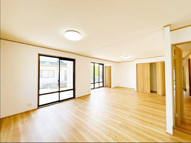 【居間・リビング】 | つくば市松栄　中古戸建 | 21帖の広～いリビングは、ゆったりとした家族だんらんの時間を過ごせます(^^)/