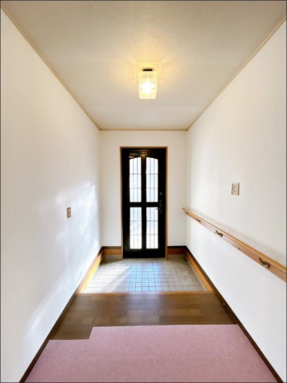 【玄関】 | つくば市松栄　中古戸建 | 毎日「行ってきます」「ただいま」をいう玄関は明るく光が差し込みます♪