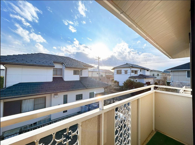 【バルコニー】 | つくば市松栄　中古戸建 | 広々としたバルコニー。お洗濯物もぜーんぶ干せちゃいます！！