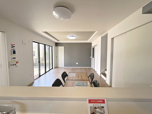 新築戸建・新築建売　郡山市片平町1期　小山田小・第六中の居間・リビング|キッチンの前にダイニングテーブルを設置すれば、お料理の配膳もスムーズです！