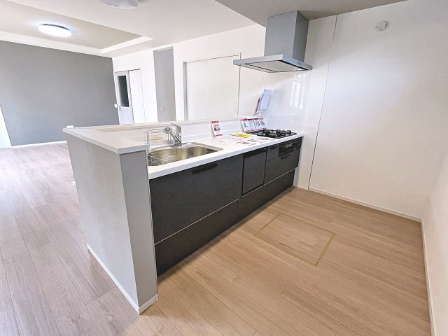 新築戸建・新築建売　郡山市片平町1期　小山田小・第六中のキッチン|カウンター越しに会話が弾み、家族とのつながりを感じられる対面キッチンです！