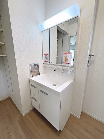 新築戸建・新築建売　郡山市片平町1期　小山田小・第六中の独立洗面台|三面鏡洗面台で朝の身支度もしやすい＆収納力も◎洗面台に物を置かずすっきり清潔に保つことができます！